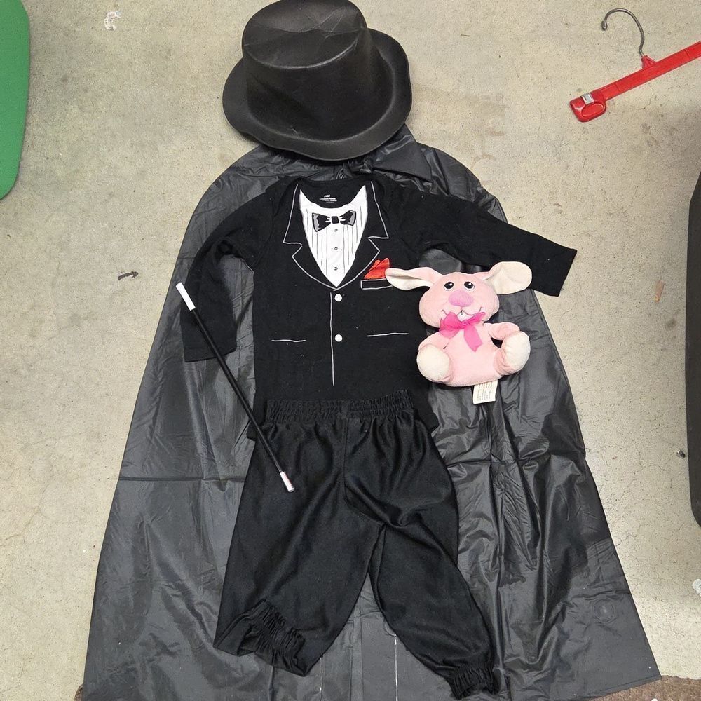‎Baby tuxedo/magician Halloween costume24mth with derby hat, wand